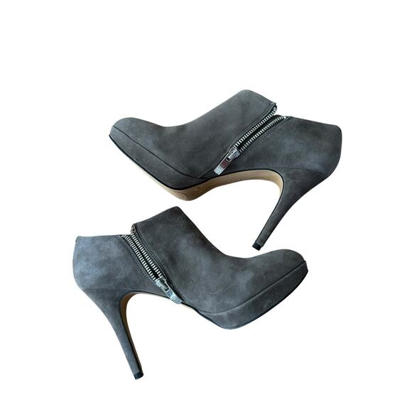 NEW Vince Camuto Stiletto Dark Gray Suede Ankle Logo Zipper Elvin Booties 8.5 - Picture 4 of 12